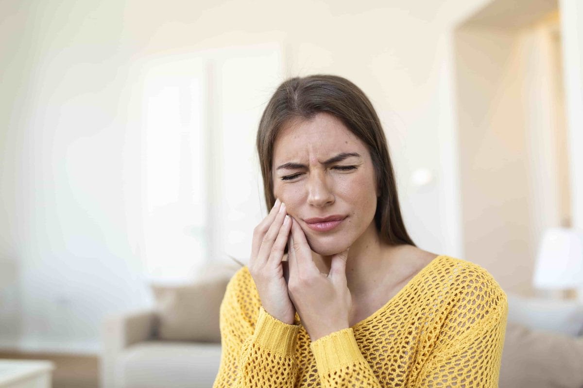 young woman with throbbing pain following tooth canal